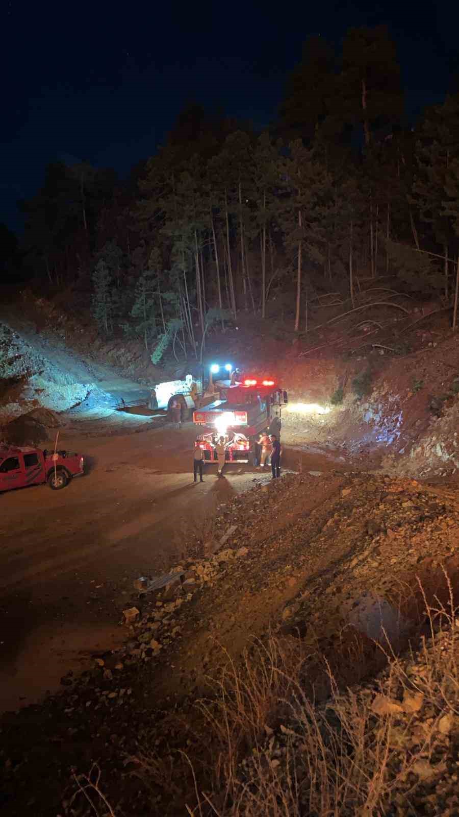 Krom maden tesisi alev alev yandı, 18 araç müdahale etti
