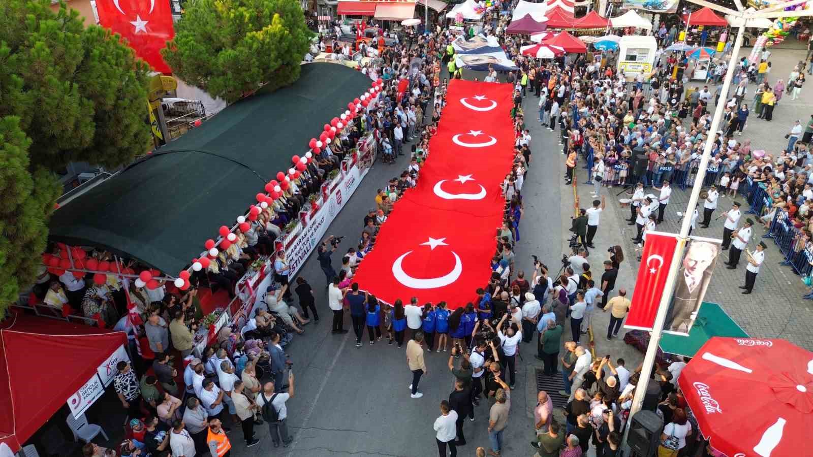 26. Eşme Turistik Kültür VE Sanar festivali büyük bir çoşkuyla başladı
