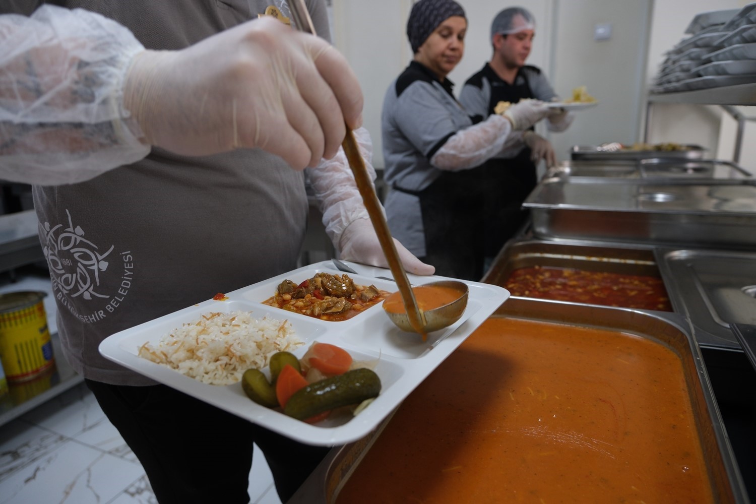 Aydın Büyükşehir Belediyesi, yemek hizmeti ile Nazilli’de de yaşlı, engelli ve garibanları sevindirdi
