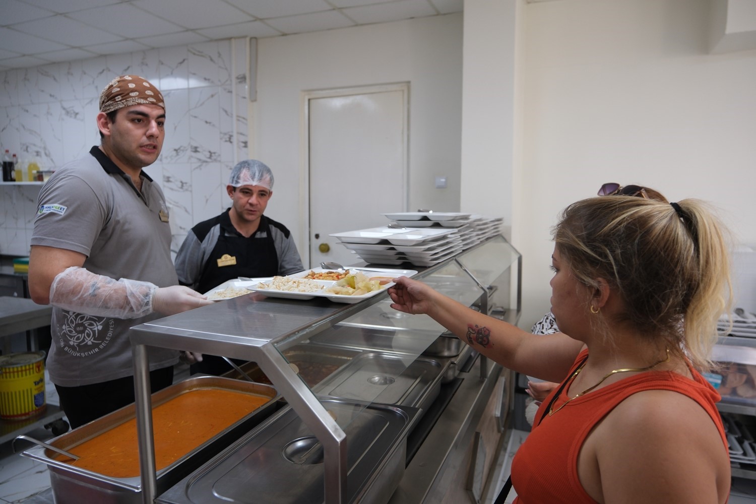 Aydın Büyükşehir Belediyesi, yemek hizmeti ile Nazilli’de de yaşlı, engelli ve garibanları sevindirdi
