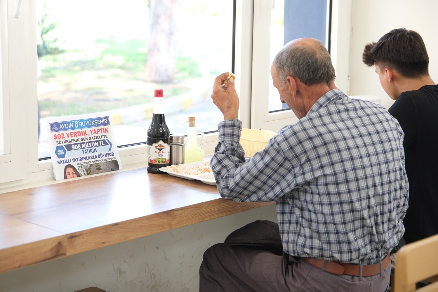 Aydın Büyükşehir Belediyesi, yemek hizmeti ile Nazilli’de de yaşlı, engelli ve garibanları sevindirdi
