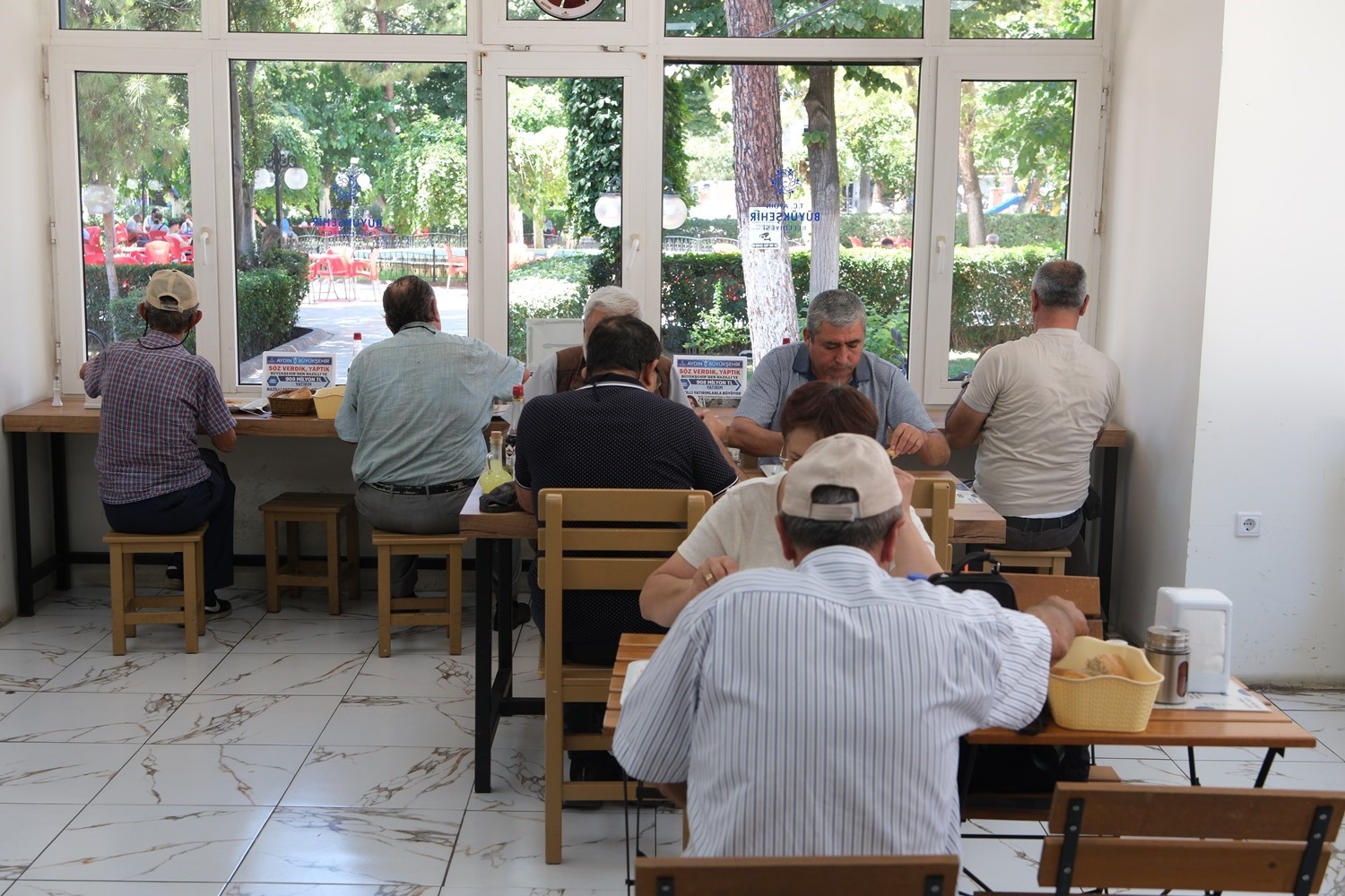 Aydın Büyükşehir Belediyesi, yemek hizmeti ile Nazilli’de de yaşlı, engelli ve garibanları sevindirdi
