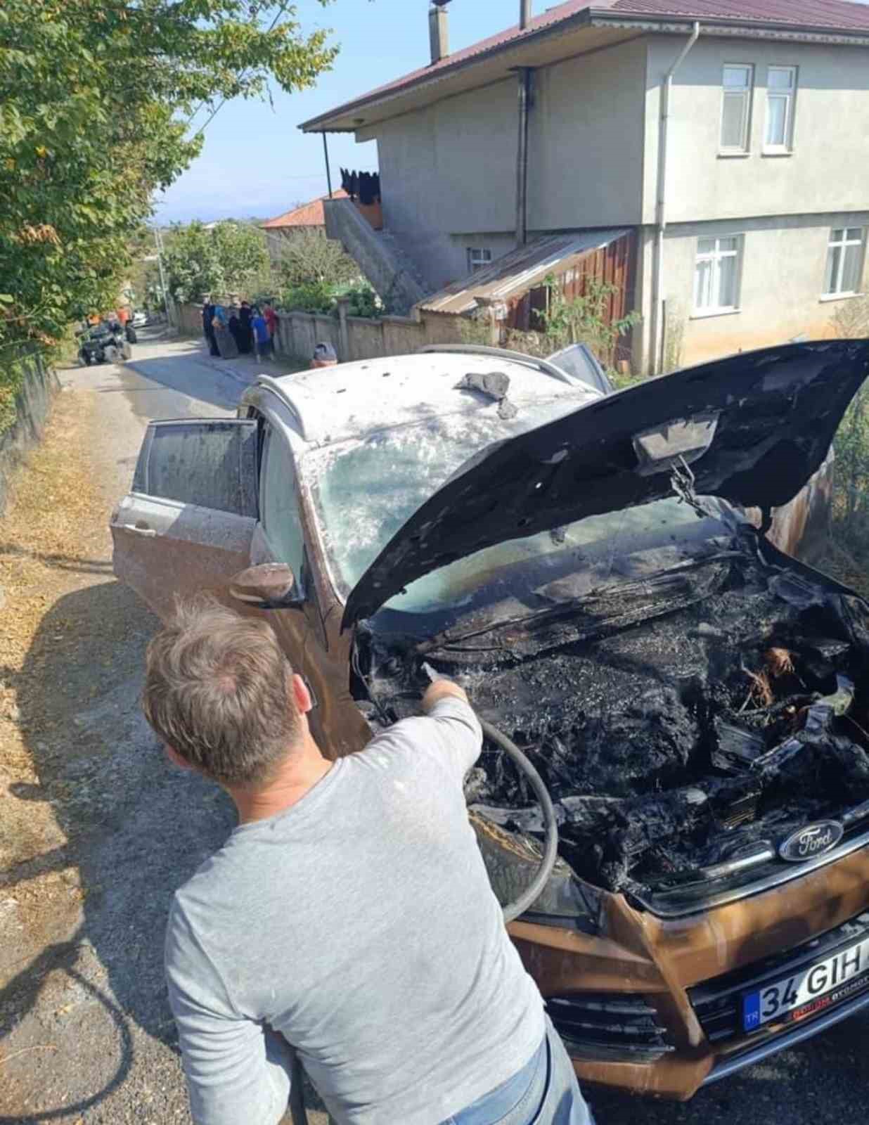 Sakarya’da alev alan otomobil kullanılamaz hale geldi
