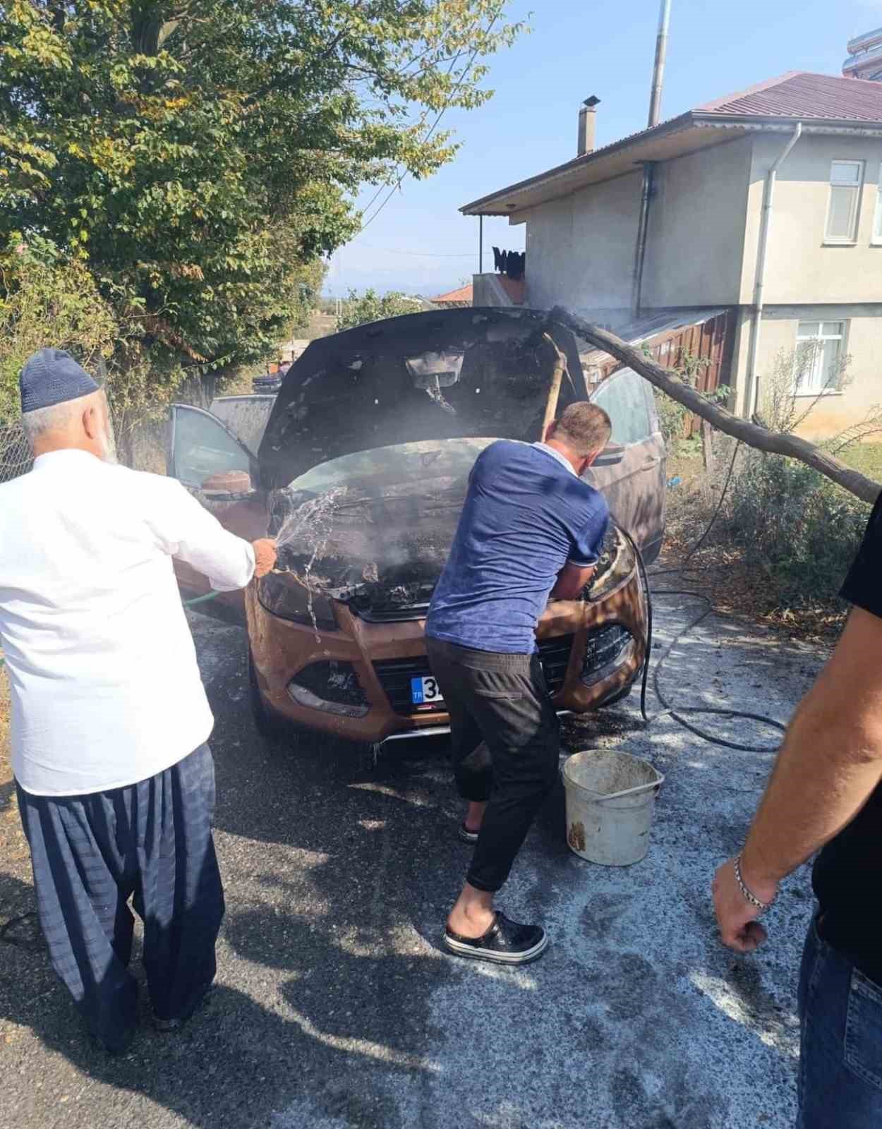 Sakarya’da alev alan otomobil kullanılamaz hale geldi
