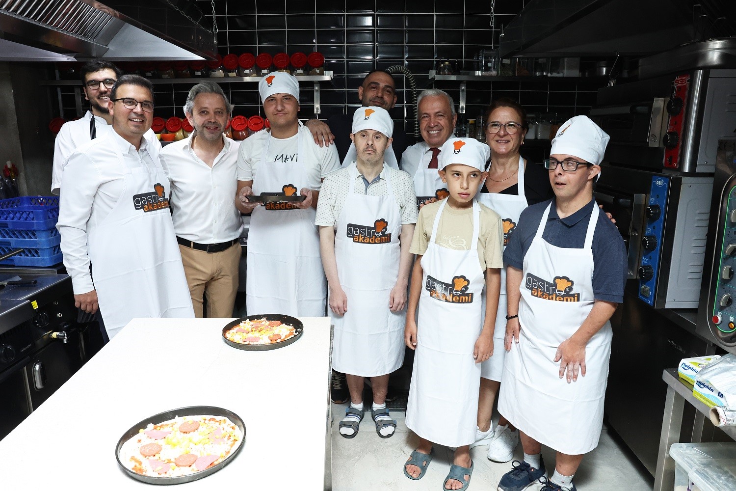 Başkan Şadi Özdemir, özel çocuklarla pizza yaptı
