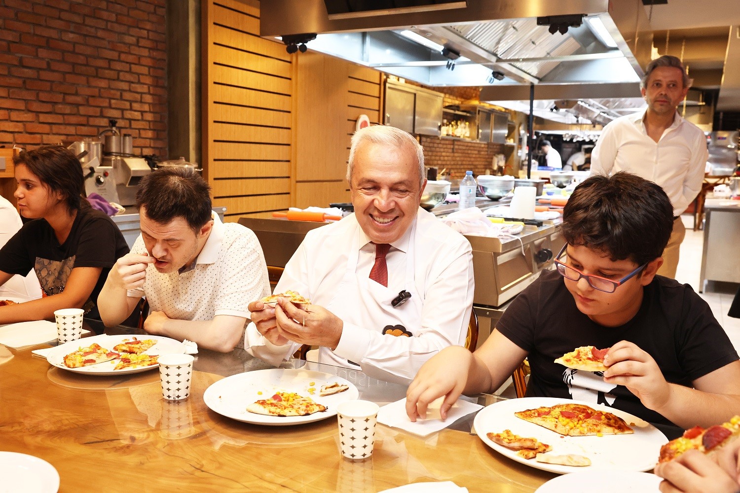 Başkan Şadi Özdemir, özel çocuklarla pizza yaptı
