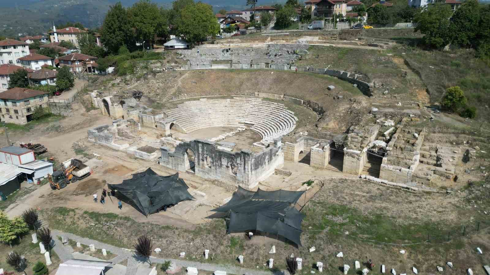 Tarihi gün yüzüne belediye çalışanları çıkartıyor
