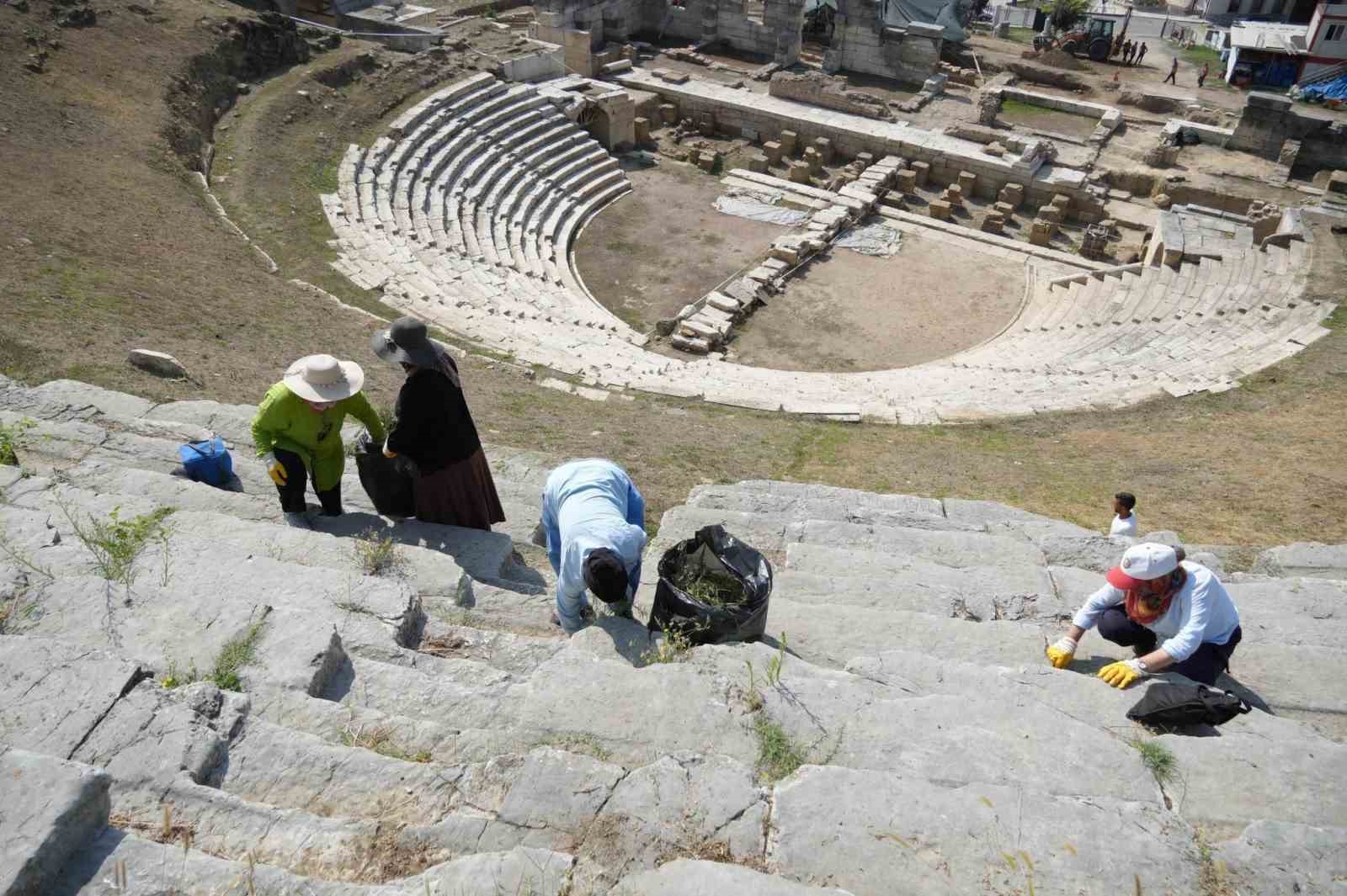 Tarihi gün yüzüne belediye çalışanları çıkartıyor
