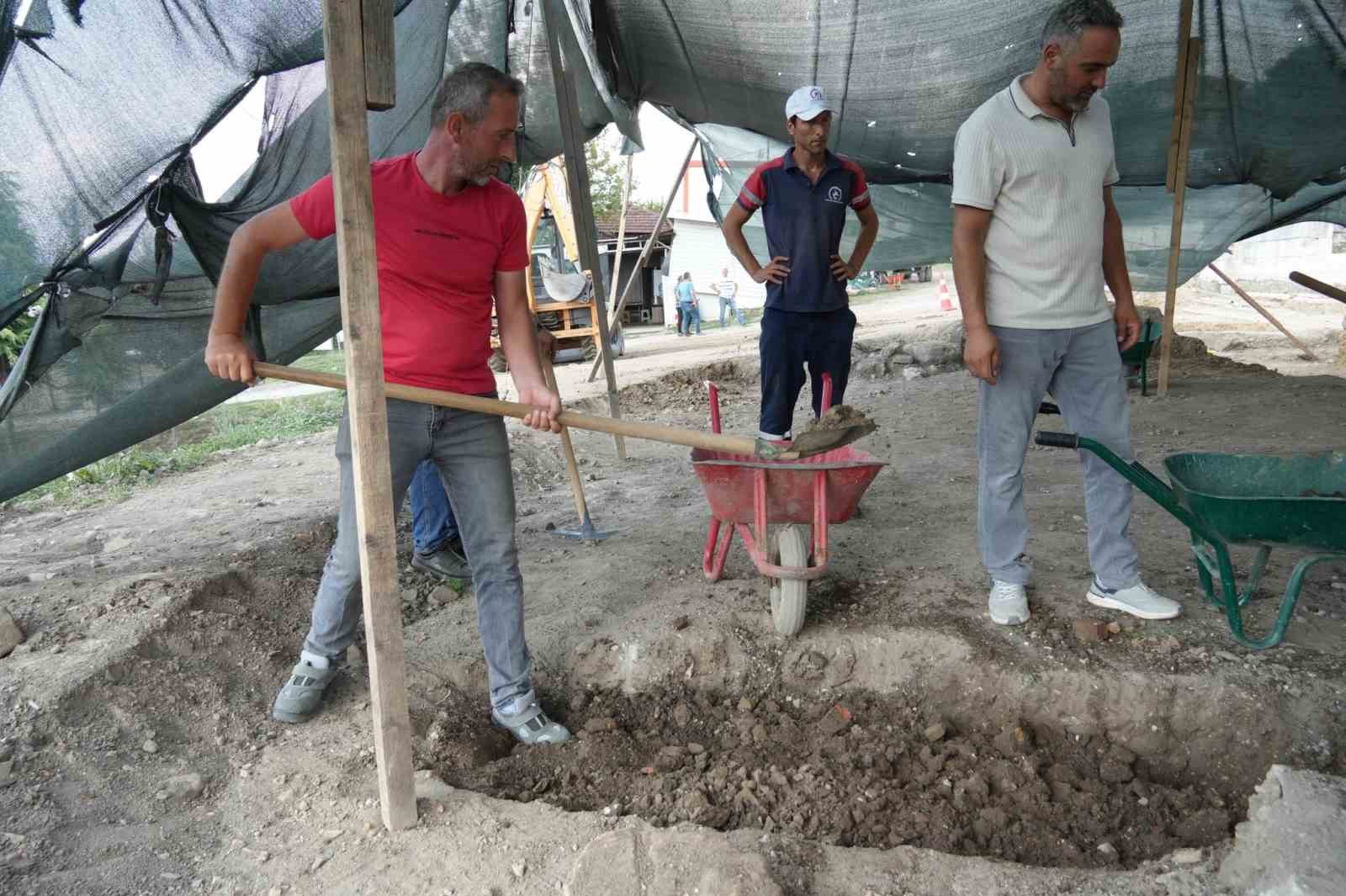 Tarihi gün yüzüne belediye çalışanları çıkartıyor
