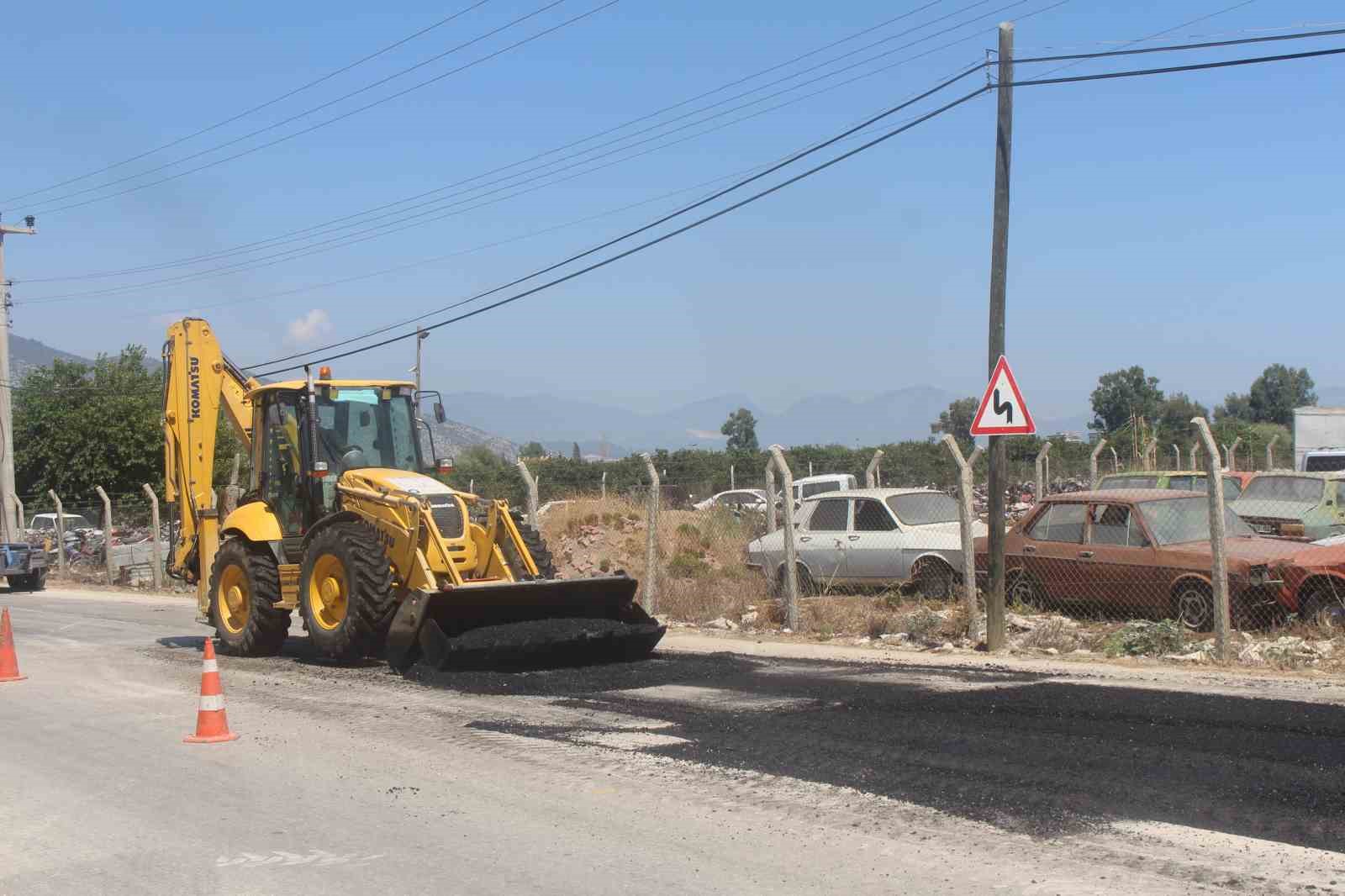 Büyükşehir asfalt onarım çalışması yapıyor
