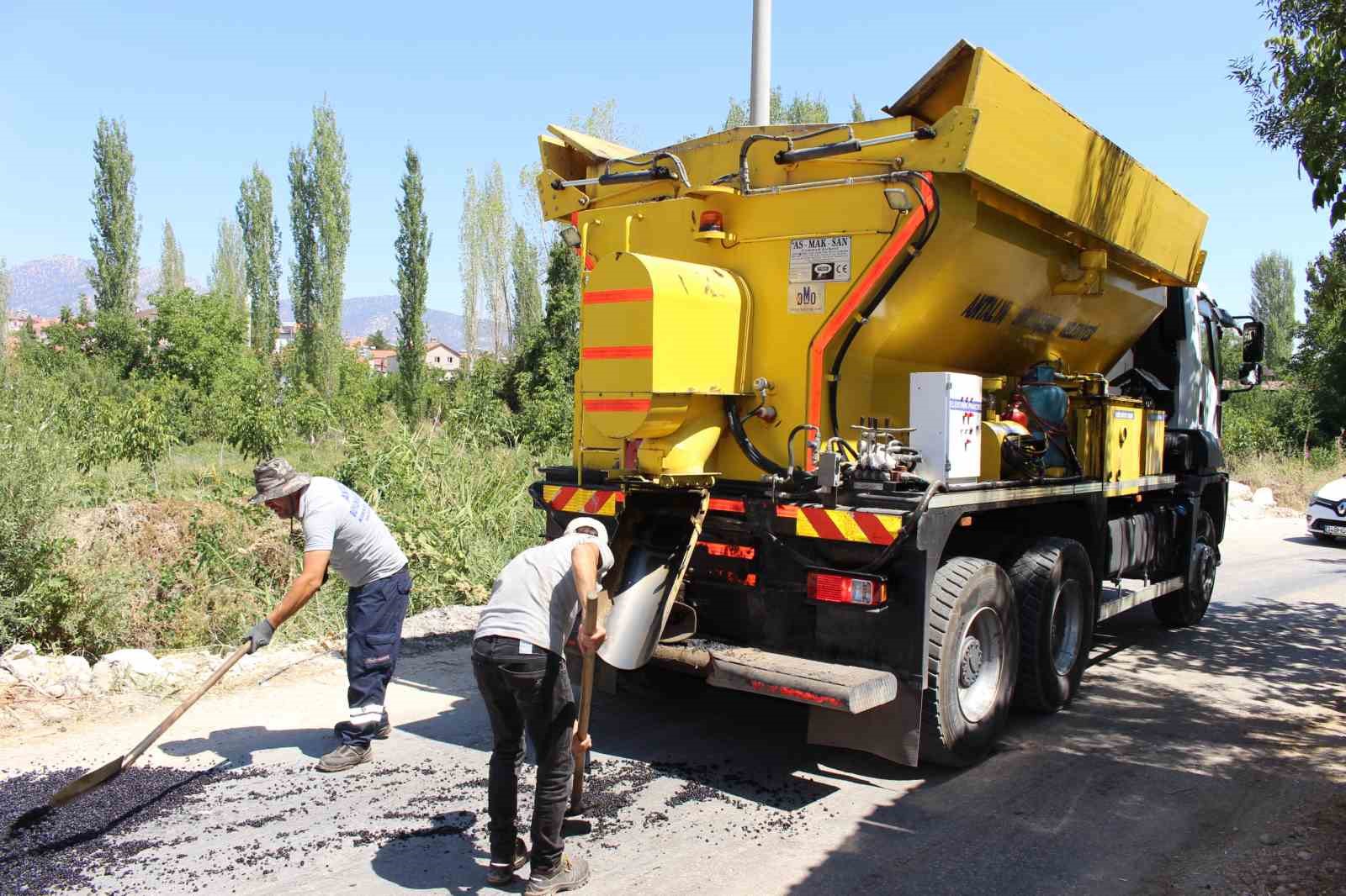 Büyükşehir asfalt onarım çalışması yapıyor
