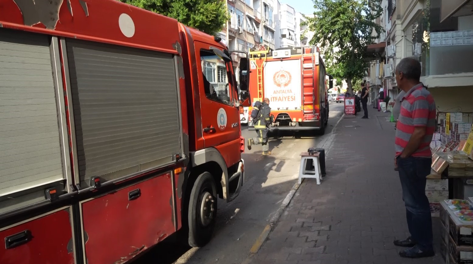 Yangın ihbarına giden itfaiye ekiplerinin dar sokak ve ağaç sınavı
