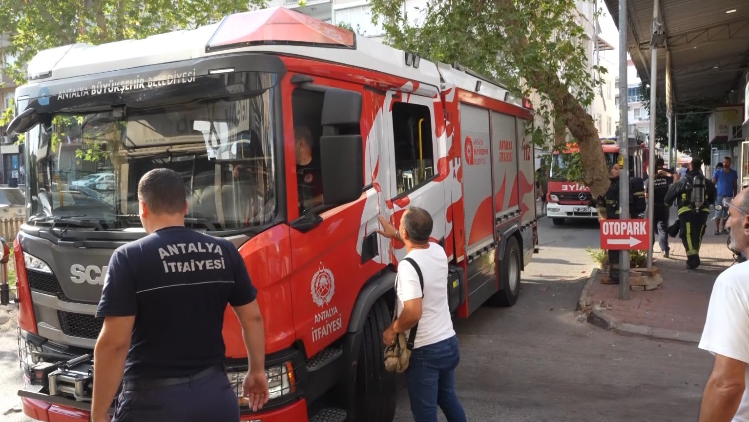 Yangın ihbarına giden itfaiye ekiplerinin dar sokak ve ağaç sınavı
