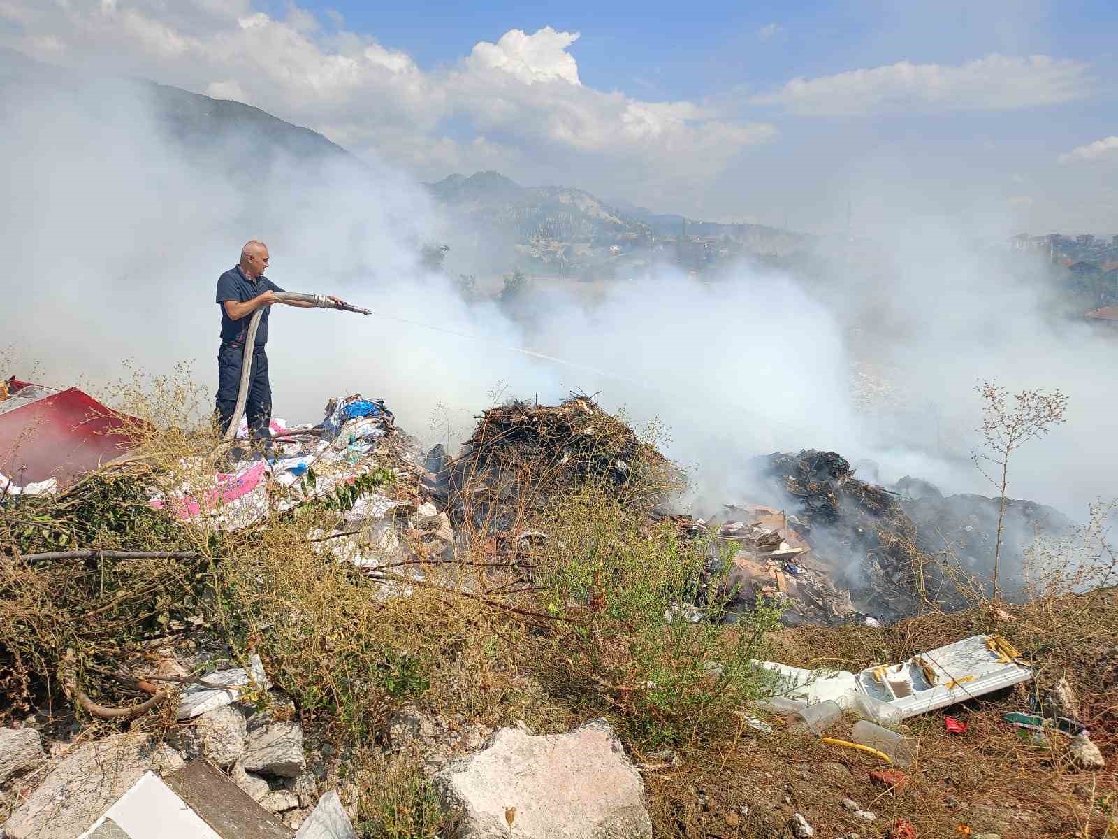 Boş arazide çıkan yangın söndürüldü
