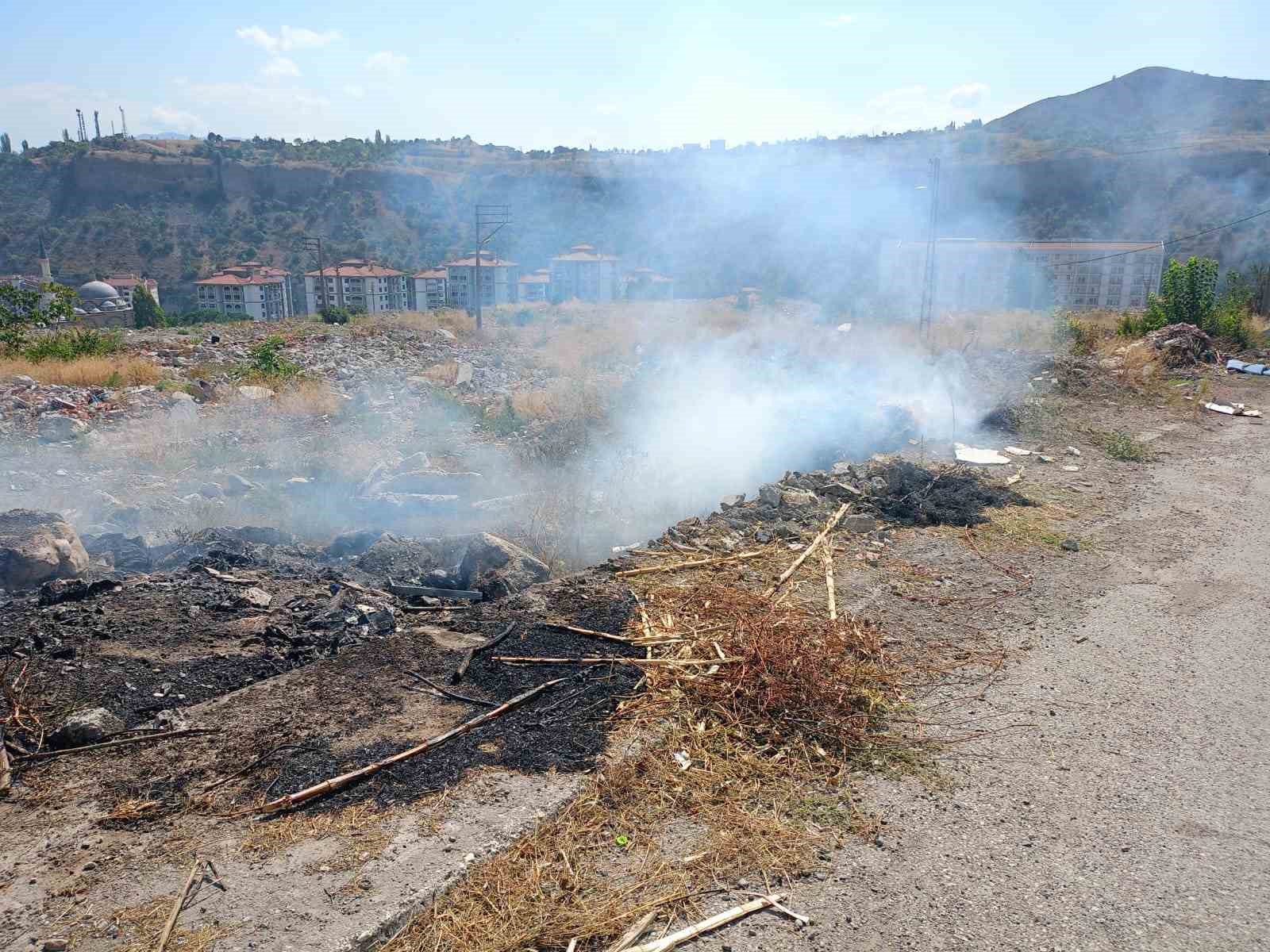 Boş arazide çıkan yangın söndürüldü
