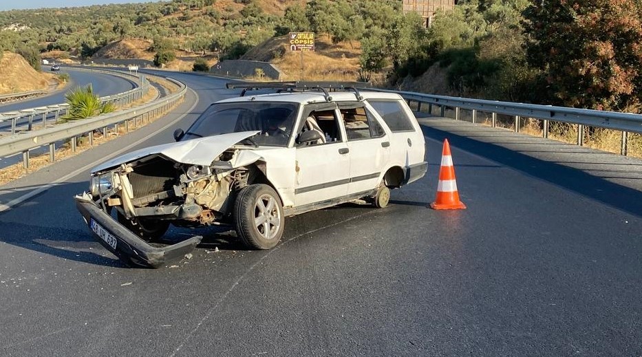 Bariyerlere çarpan otomobilin sürücüsü yaralandı
