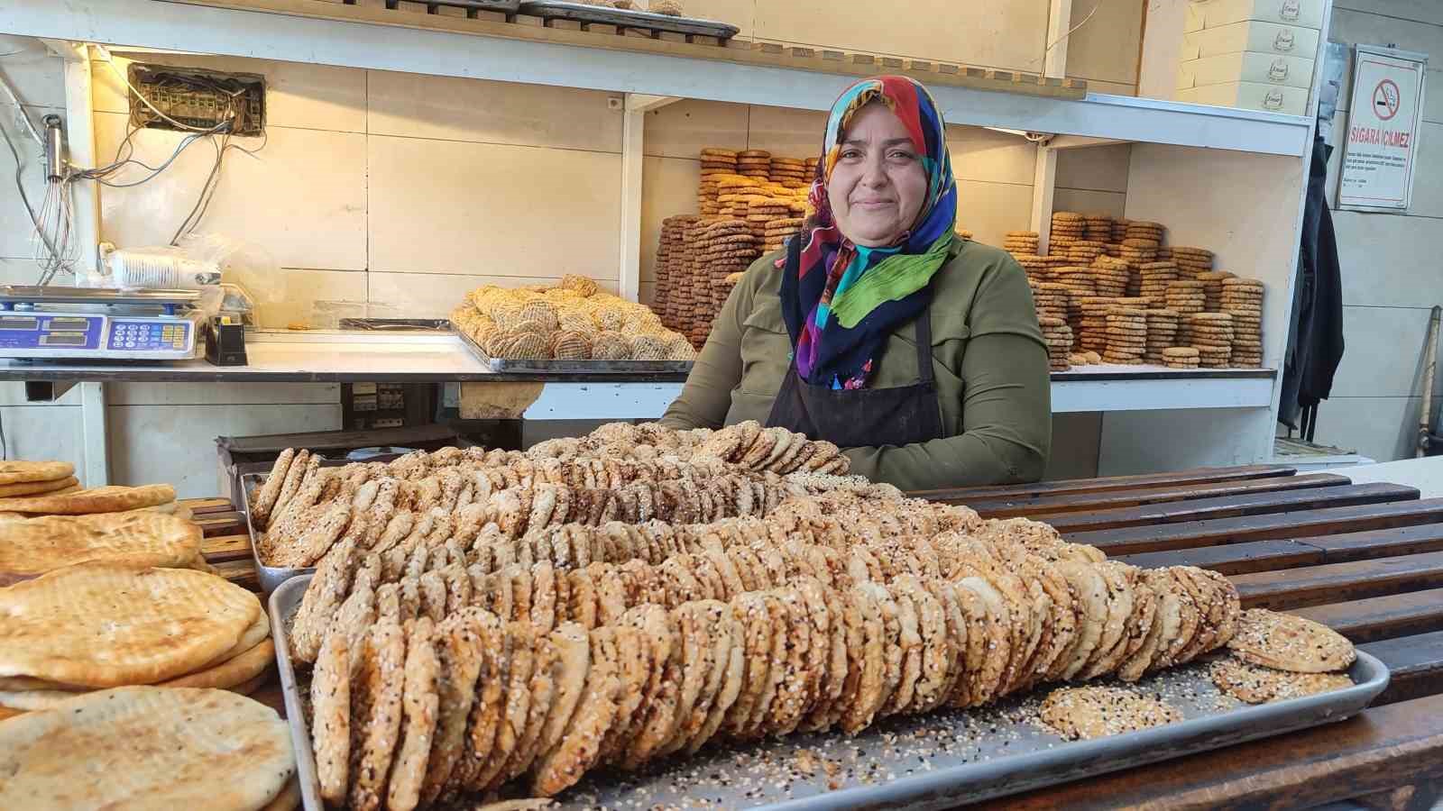 Hacer Usta, 13 yıldır taş ocağının başında çörek ve simit pişiriyor
