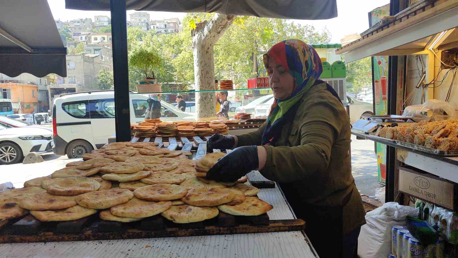 Hacer Usta, 13 yıldır taş ocağının başında çörek ve simit pişiriyor
