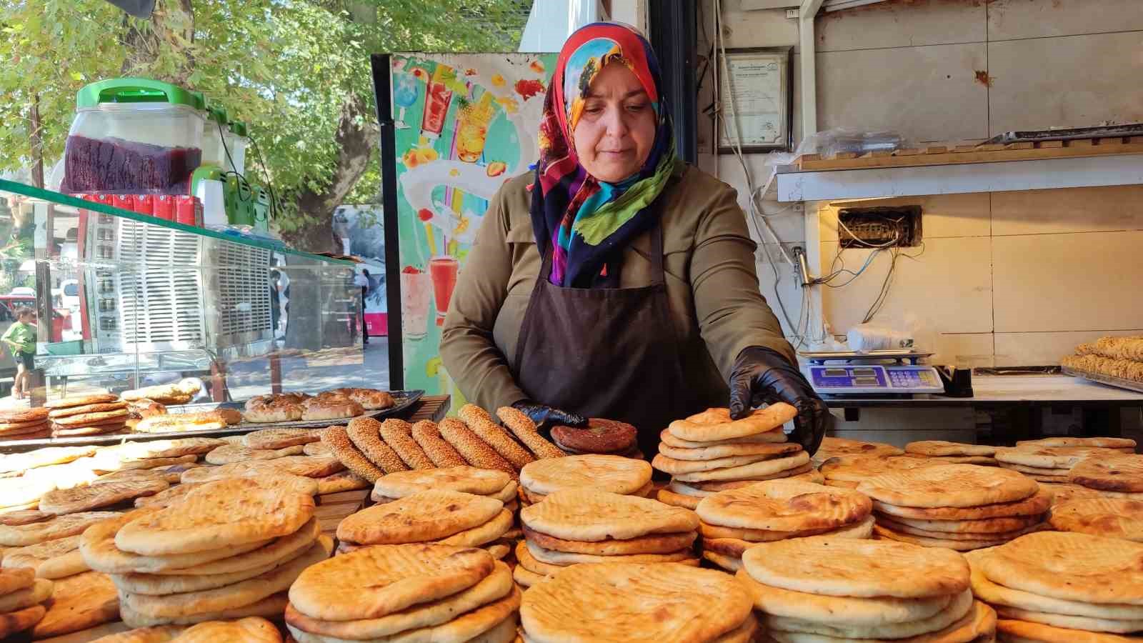 Hacer Usta, 13 yıldır taş ocağının başında çörek ve simit pişiriyor
