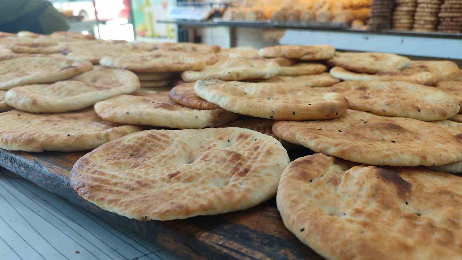 Hacer Usta, 13 yıldır taş ocağının başında çörek ve simit pişiriyor
