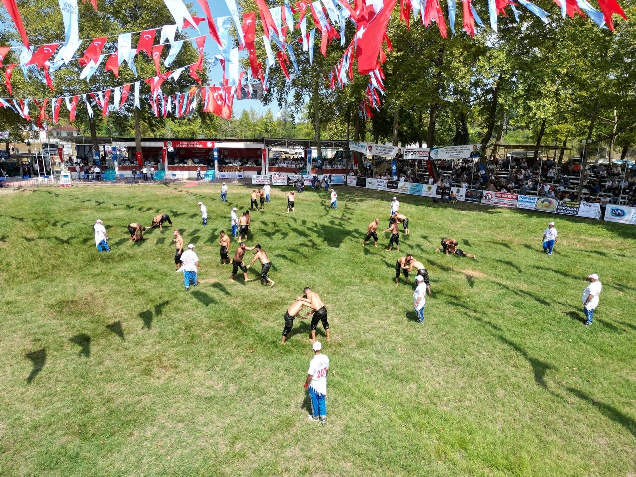 Akbalık Yağlı Güreşleri’nde 600 pehlivan ter döküyor
