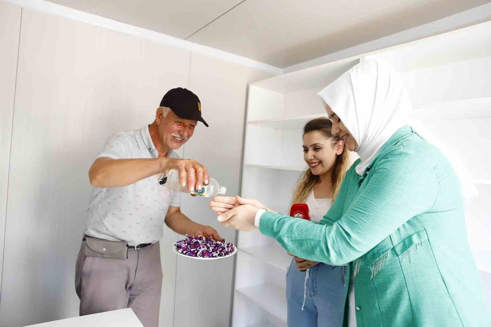 Uluslararası iyilik ödülü alan Turgut ustaya belediyeden konteyner dükkan sürprizi
