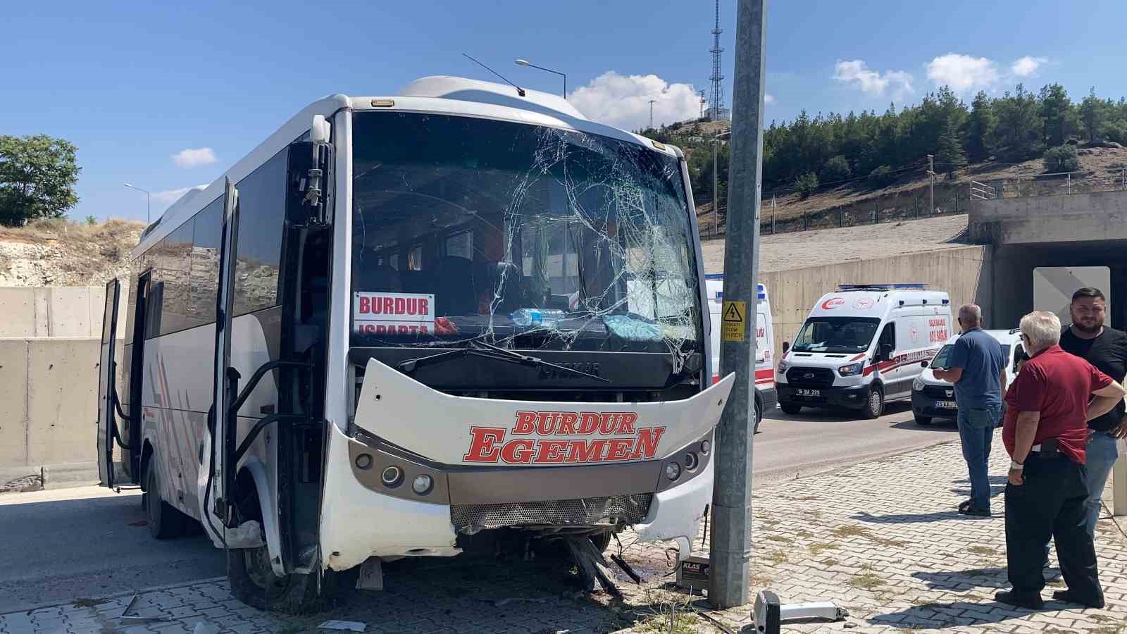 Freni patlayan yolcu midibüsünün otogar içine düşme anı kamerada
