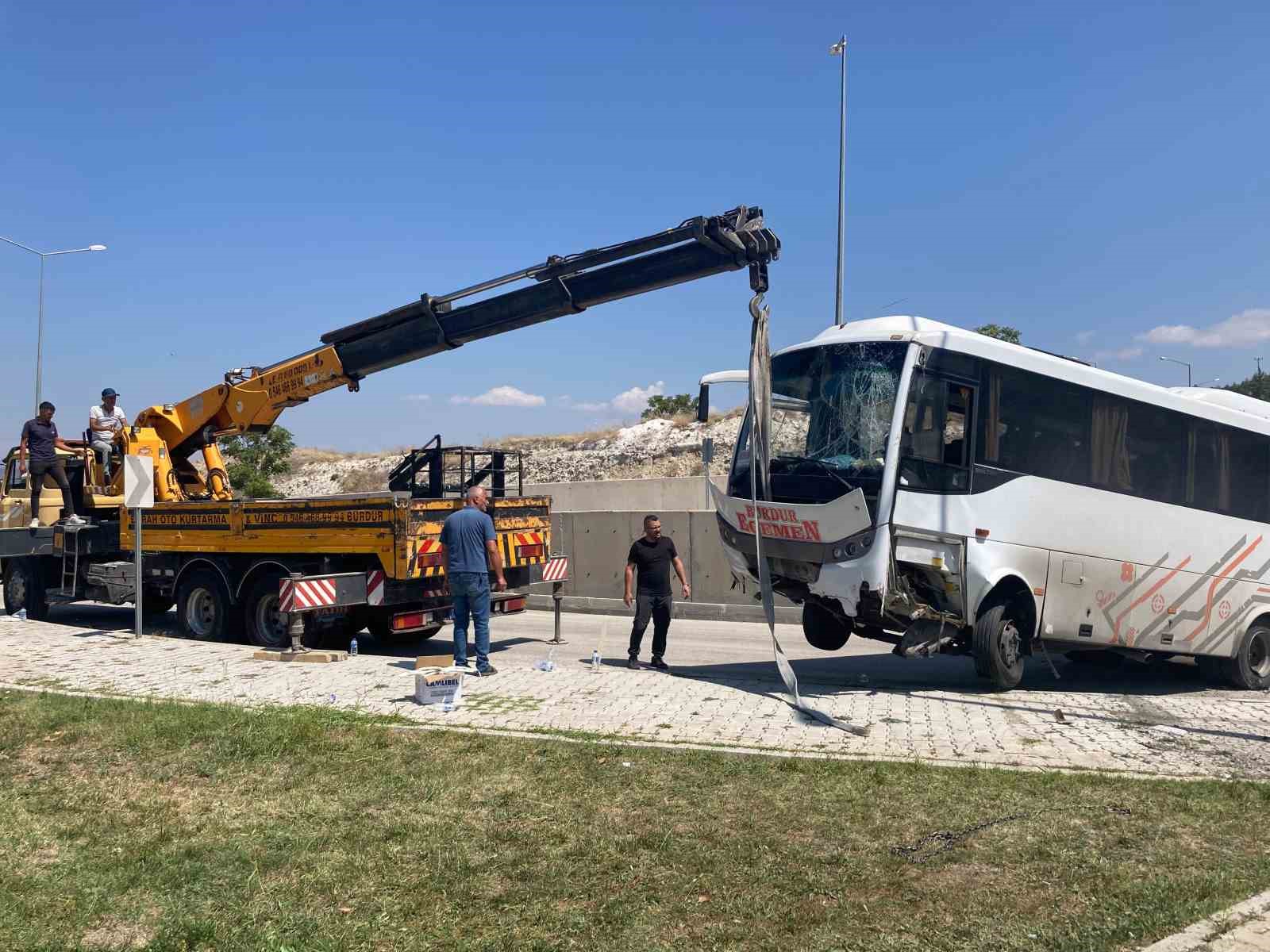 Freni patlayan yolcu midibüsünün otogar içine düşme anı kamerada
