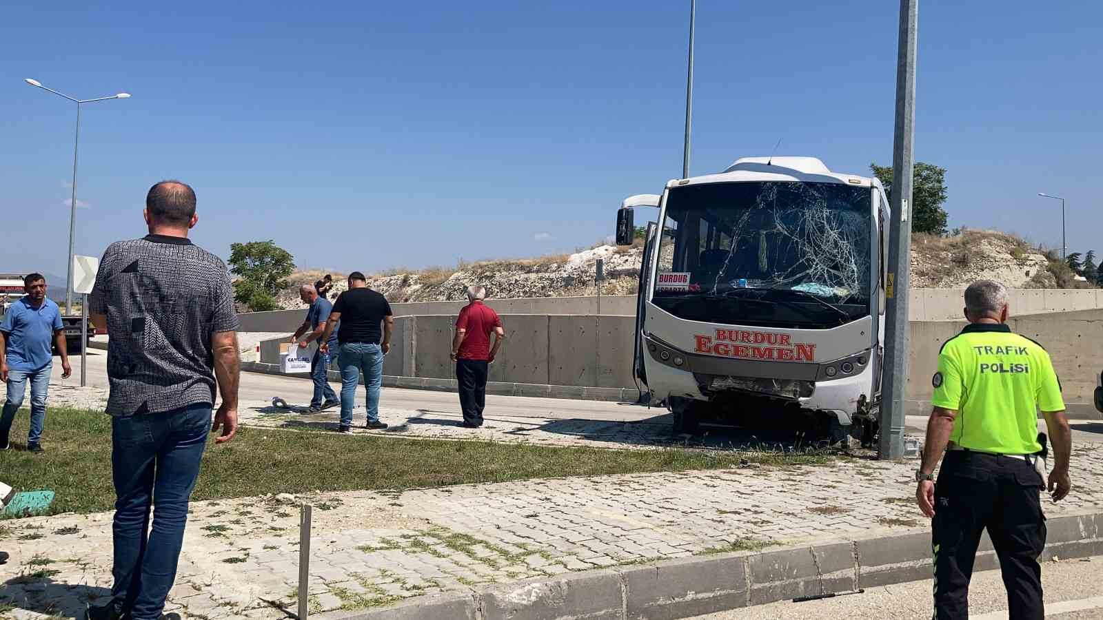 Freni patlayan yolcu midibüsünün otogar içine düşme anı kamerada
