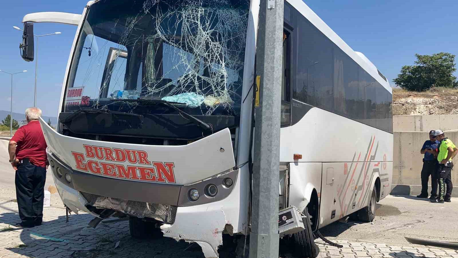 Freni patlayan yolcu midibüsünün otogar içine düşme anı kamerada
