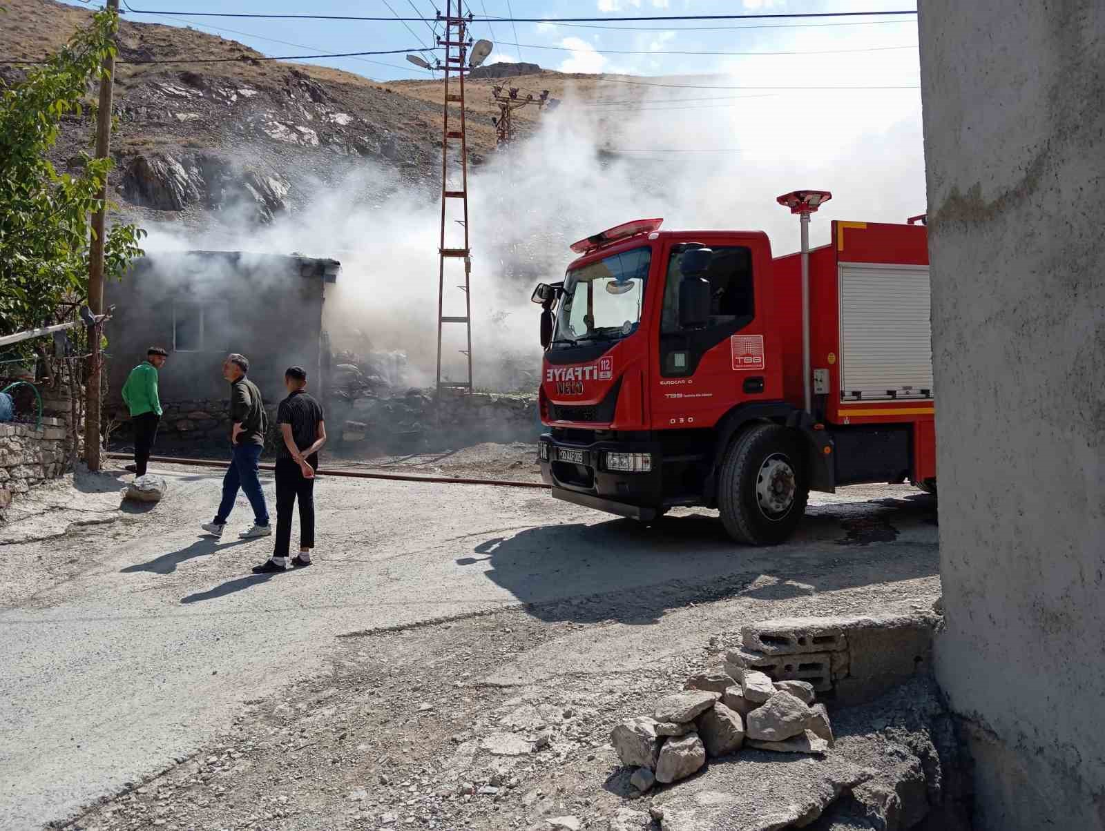 Hakkari’de korkutan yangın
