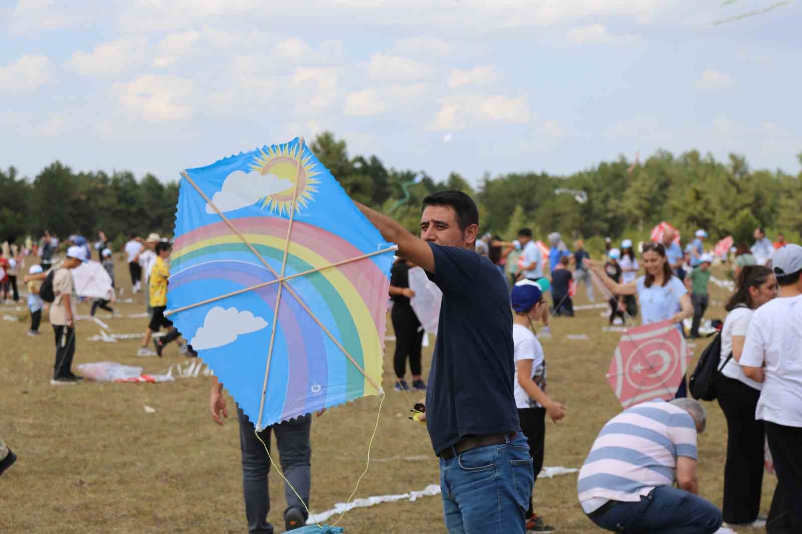 Kastamonu’da gökyüzü uçurtmalarla kaplandı, çocuklar doyasıya eğlendi
