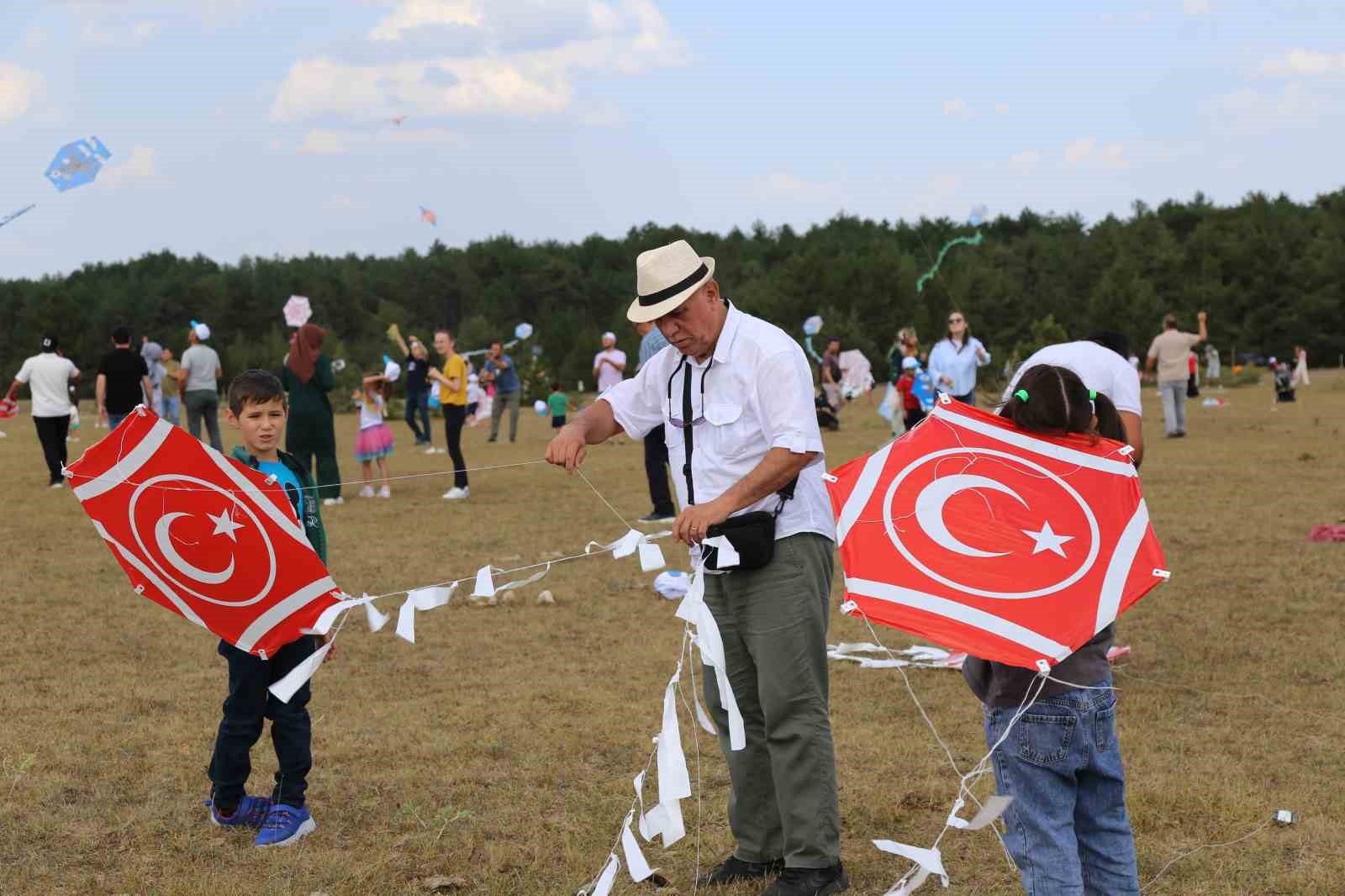 Kastamonu’da gökyüzü uçurtmalarla kaplandı, çocuklar doyasıya eğlendi
