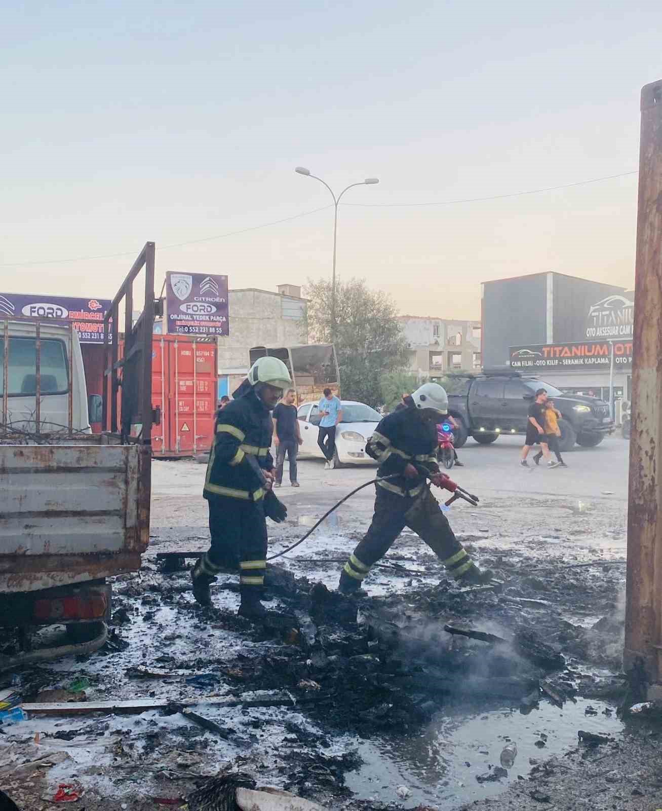 Antakya’da kamyonette başlayan yangın malzeme dolu konteynıra sıçradı
