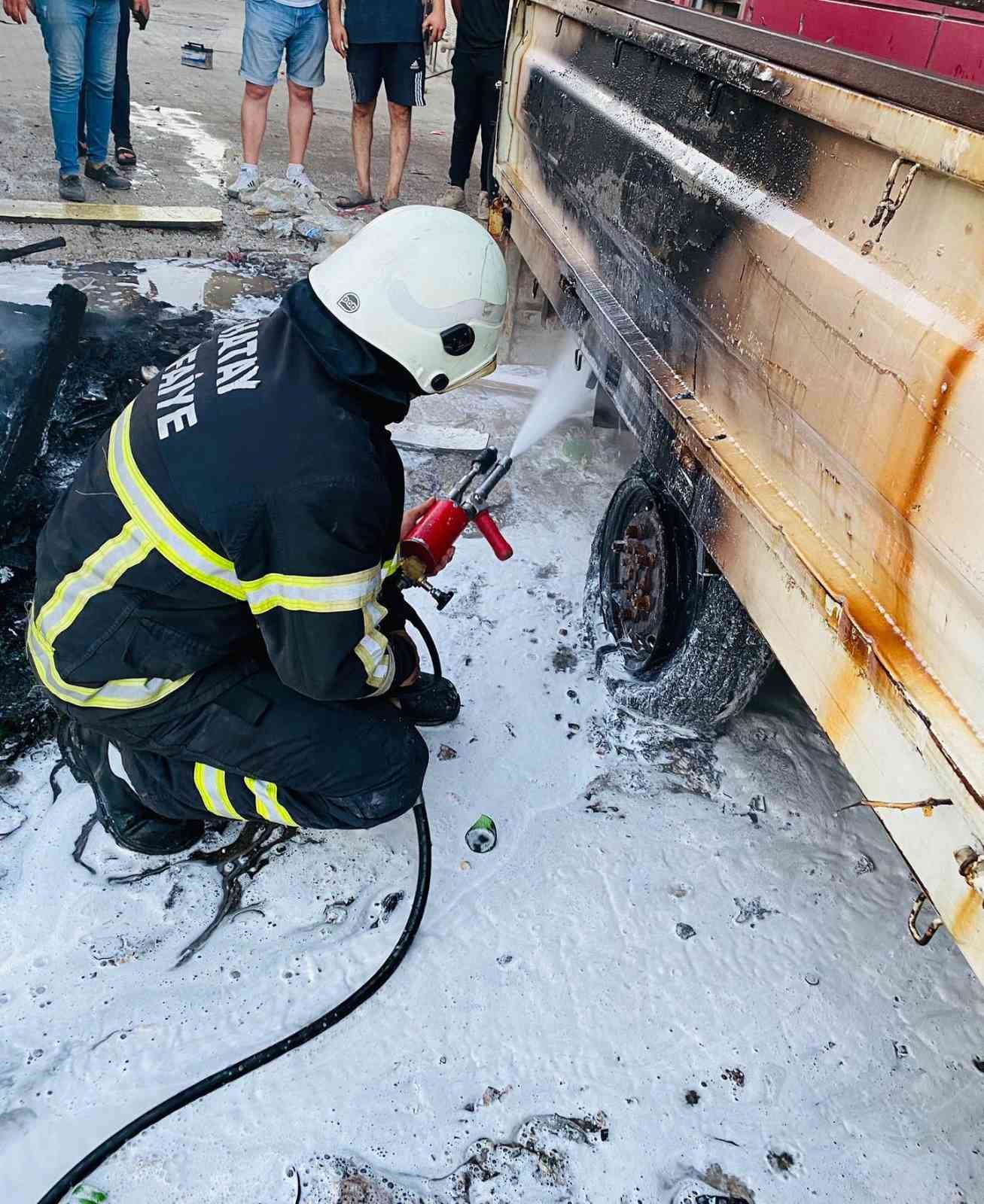 Antakya’da kamyonette başlayan yangın malzeme dolu konteynıra sıçradı
