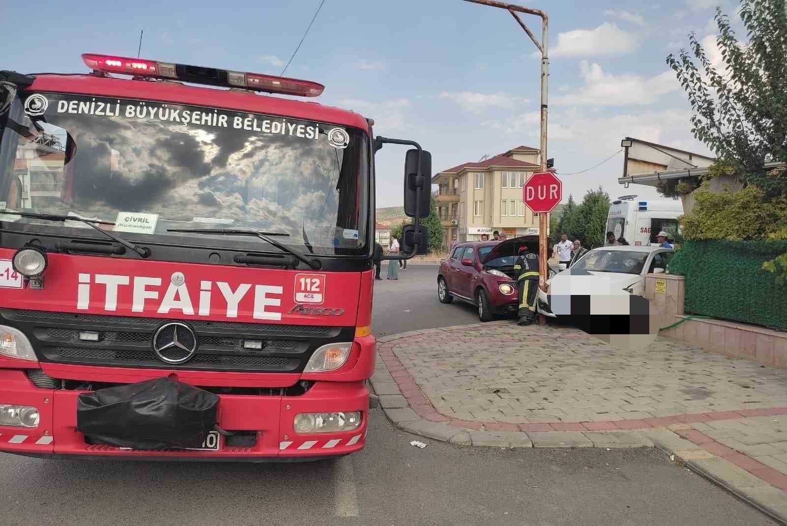 Otomobil önce seyir halindeki araca sonrasında ise direğe çarparak durabildi; 3 yaralı
