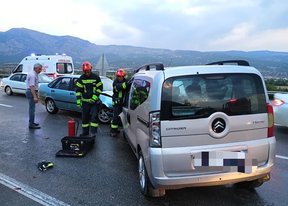 Otomobil karşı yönden gelen araçla çarpıştı; 2 yaralı
