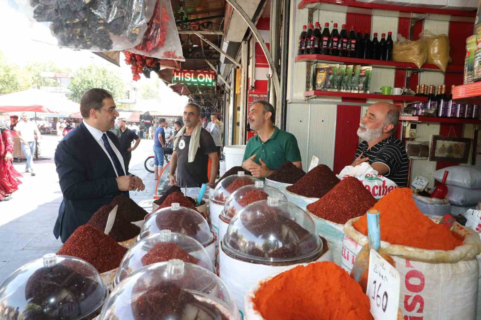 Başkan Canpolat, esnaf ve vatandaşlarla bir arada
