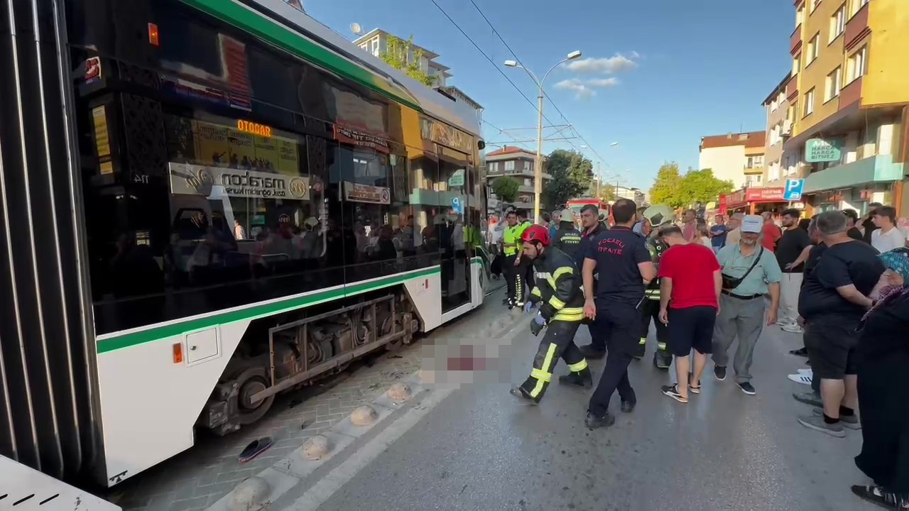 İzmit’te tramvayın çarptığı bir kişi hayatını kaybetti
