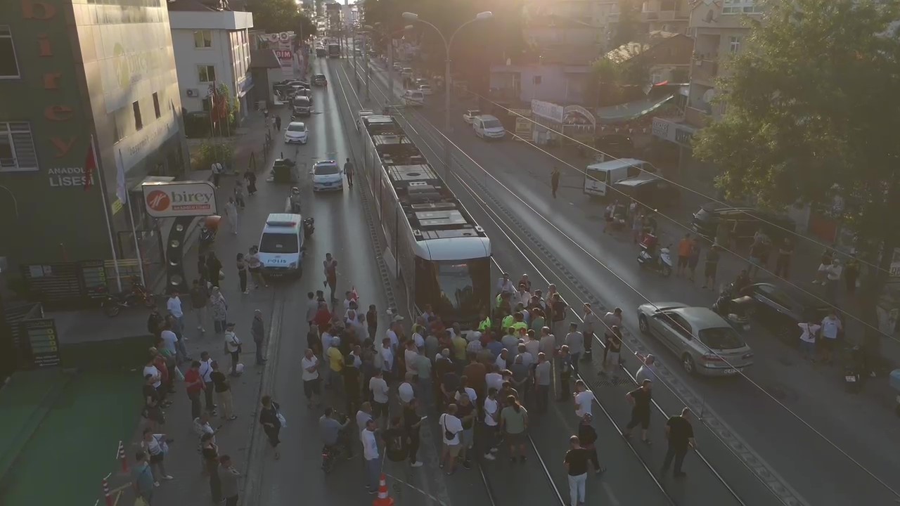 İzmit’te tramvayın çarptığı bir kişi hayatını kaybetti
