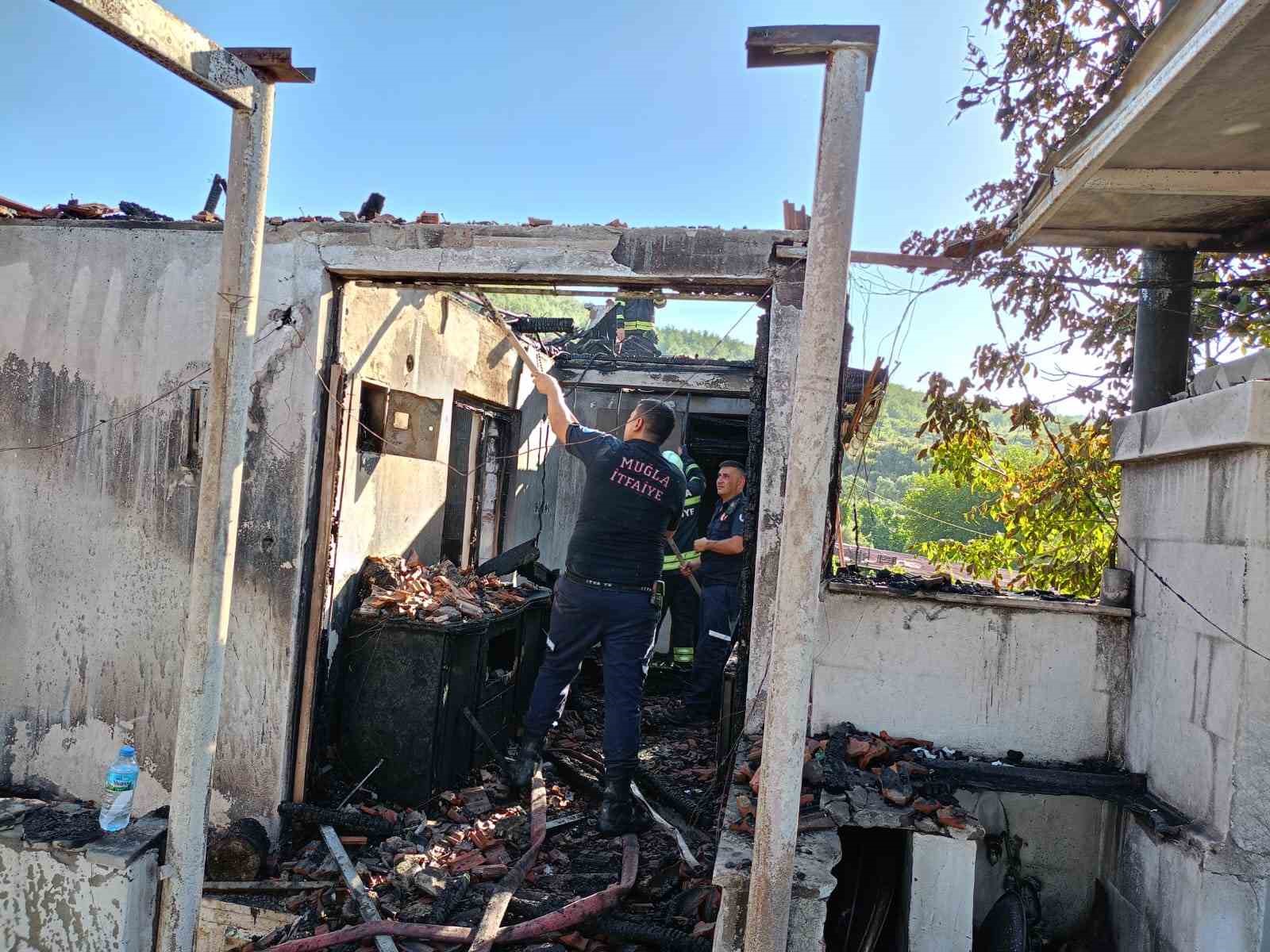 Jandarmanın dikkati evi alevlerden kurtaramadı
