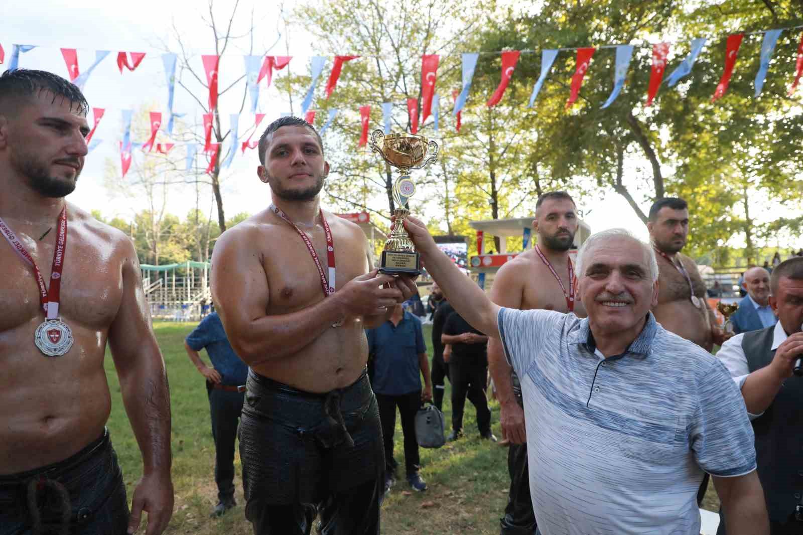 59. Akbalık Yağlı Güreşleri Başpehlivanı Serdar Yıldırım oldu
