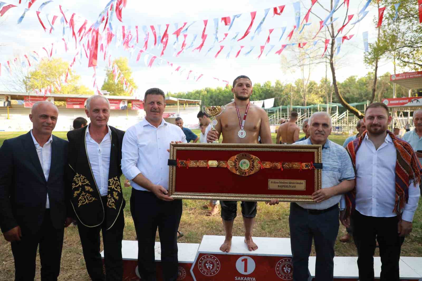 59. Akbalık Yağlı Güreşleri Başpehlivanı Serdar Yıldırım oldu
