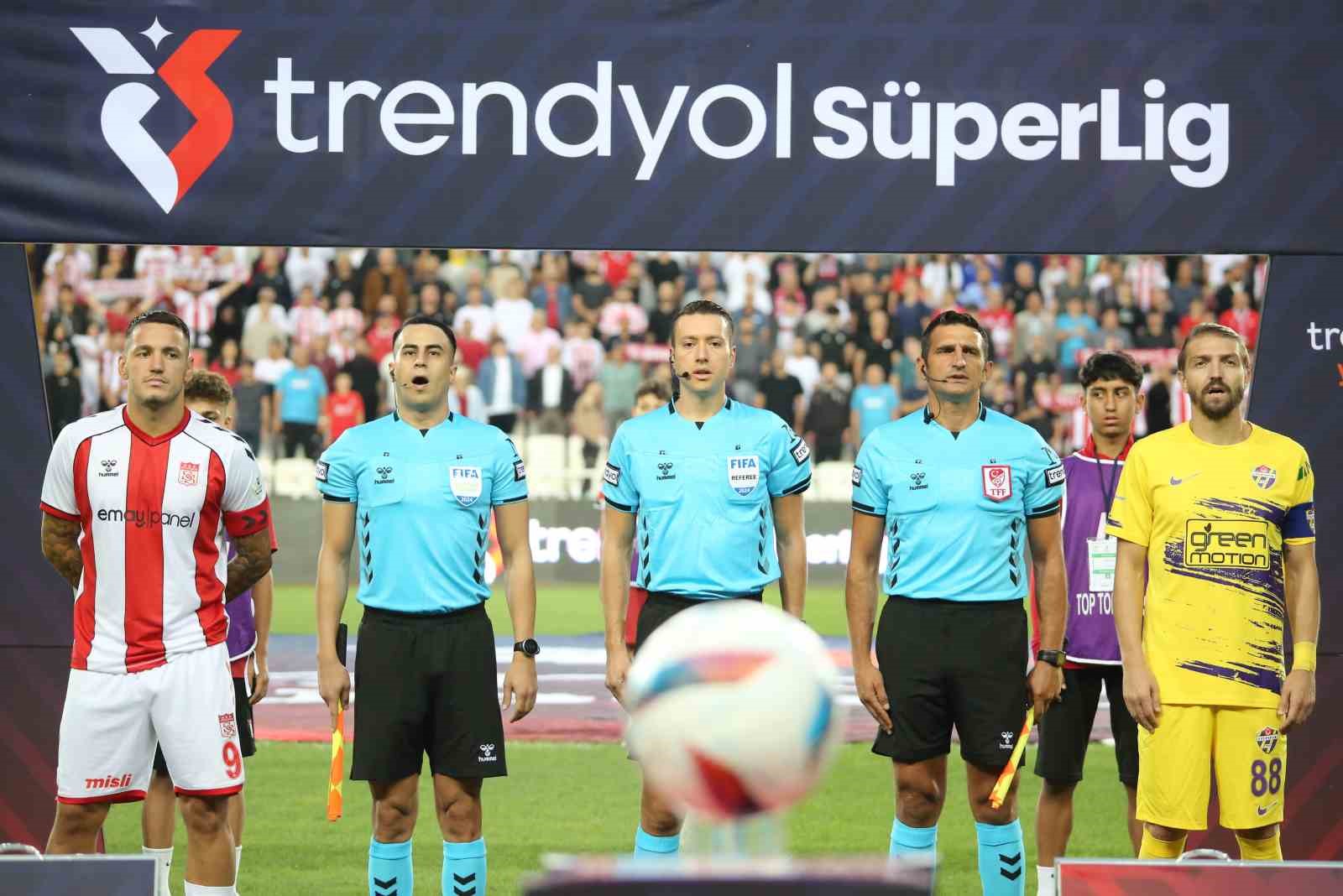 Trendyol Süper Lig: Sivasspor: 0 - Eyüpspor: 1 (İlk yarı)
