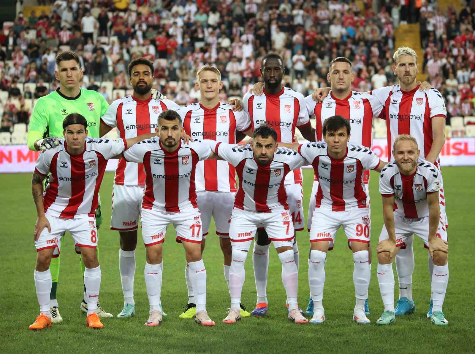 Trendyol Süper Lig: Sivasspor: 0 - Eyüpspor: 1 (İlk yarı)
