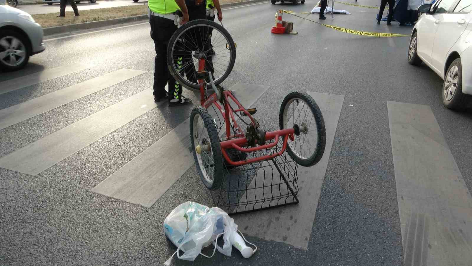 Bisikletle yolun karşısına geçerken otomobilin çarptığı kadın hayatını kaybetti
