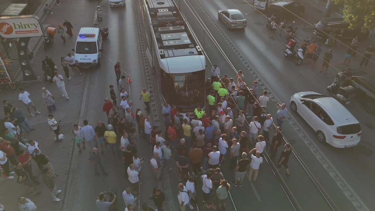 İzmit’te tramvayın yayaya çarptığı feci kaza kamerada
