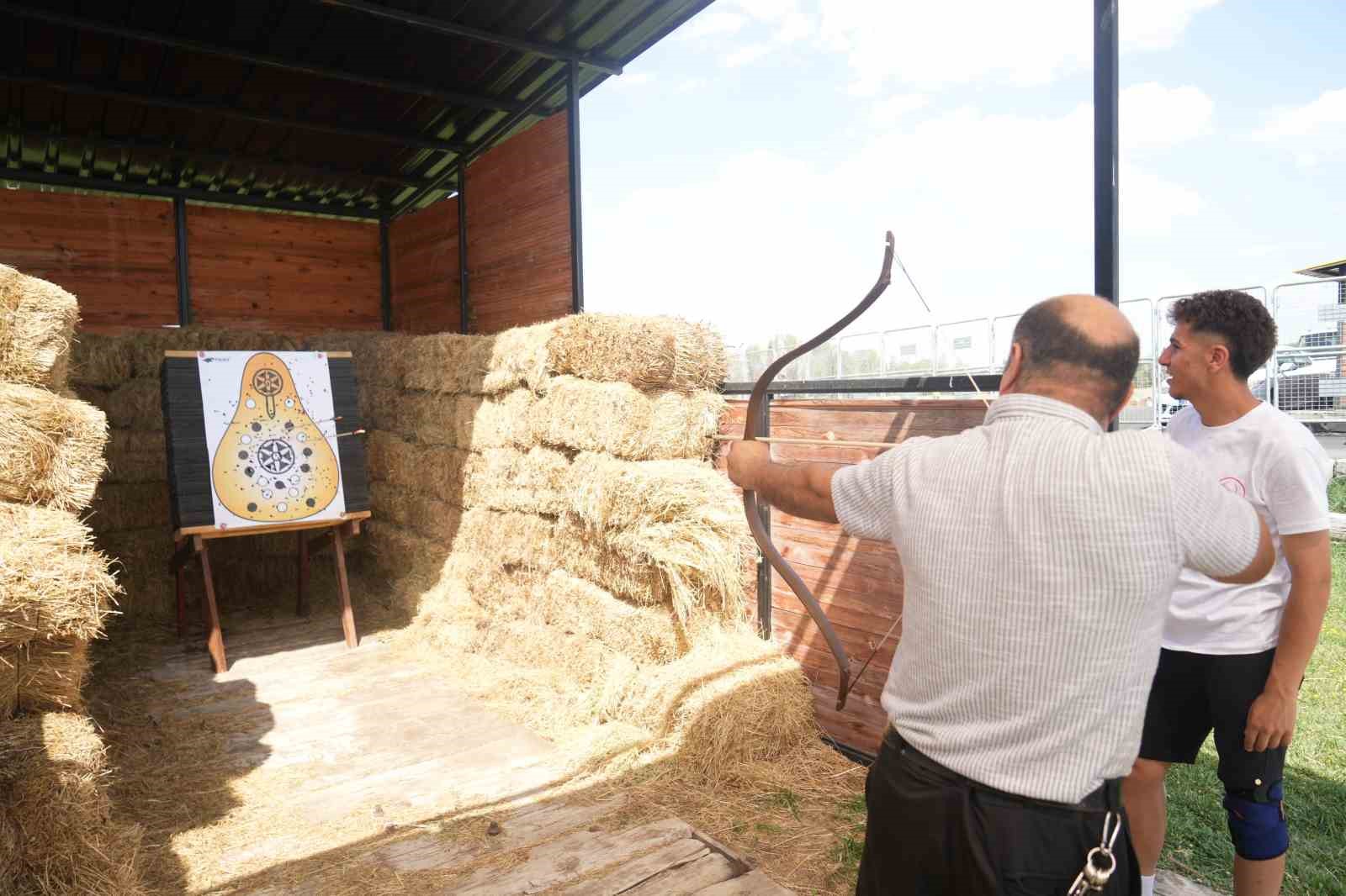 Malazgirt kutlamalarında okçuluk sporuna büyük ilgi
