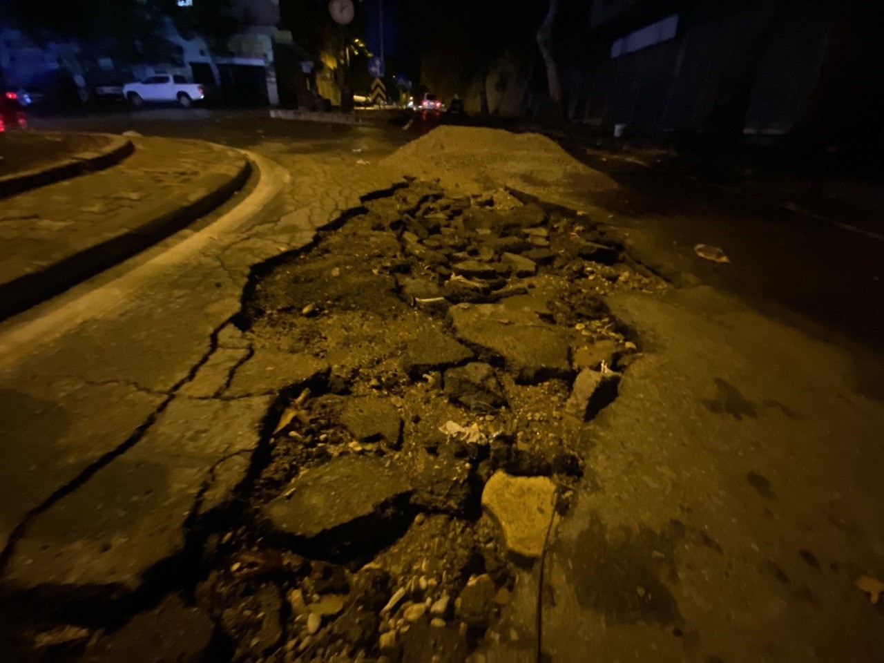 Kahramanmaraş’ta şiddetli yağmur hayatı felç etti, yol yarıldı
