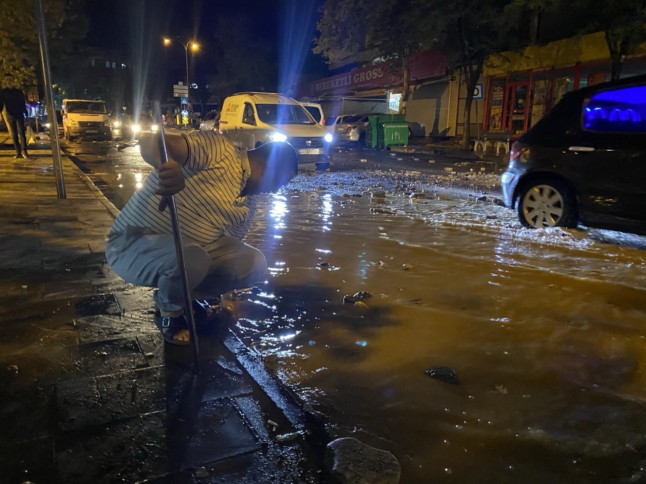 Kahramanmaraş’ta şiddetli yağmur hayatı felç etti, yol yarıldı
